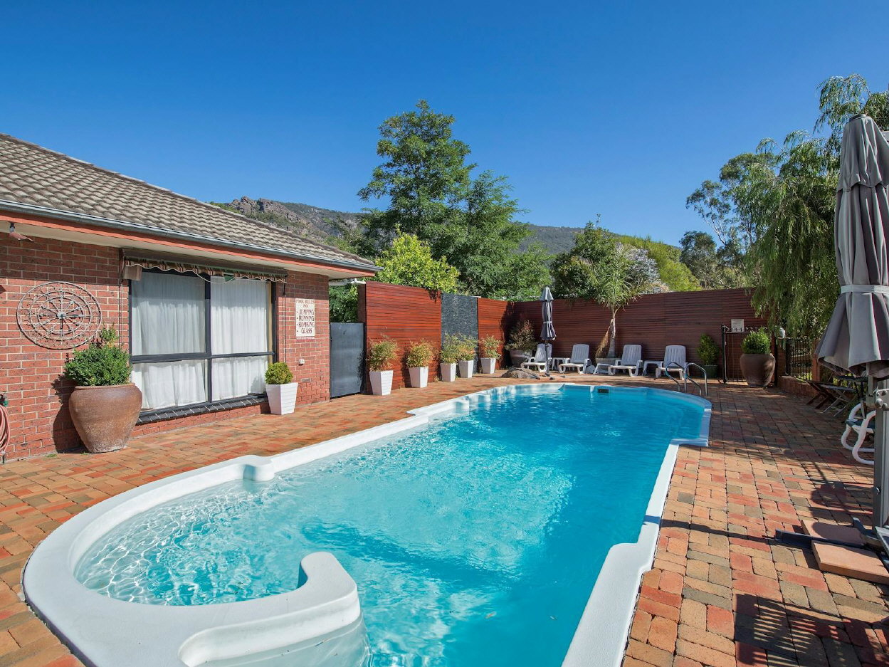 country plaza halls gap pool